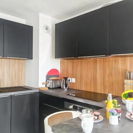 Sun Paradise -Stylish Flat-Rooftop Pool Access-Monaco View Apartment *