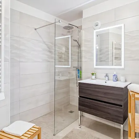 Sun Paradise -Stylish Flat-Rooftop Pool Access-Monaco View Apartment